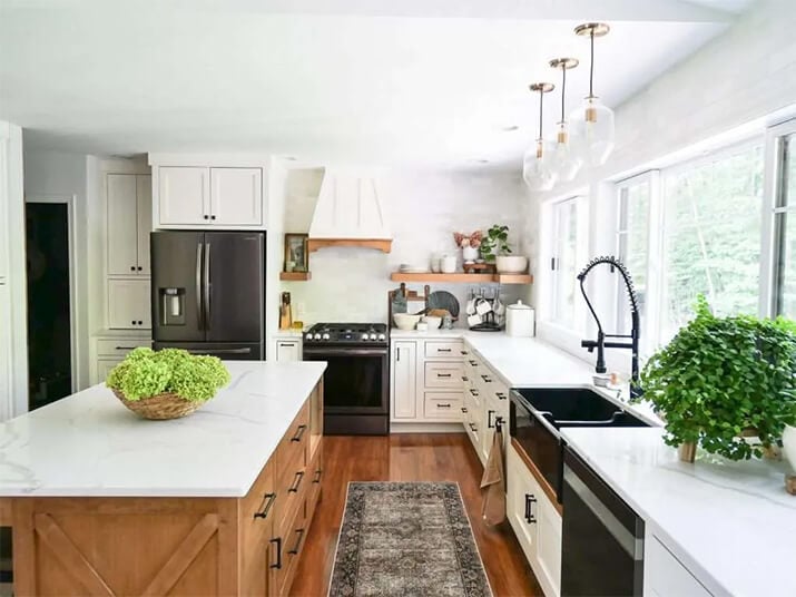 https://cdn.kitchencabinetkings.com/blog/wp-content/uploads/kitchen-mixed-cabinets-white-countertops-wood-plank-flooring.jpg