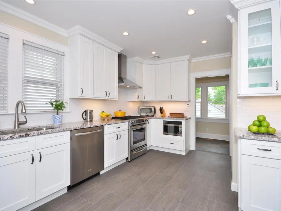 Ice White Shaker kitchen cabinets