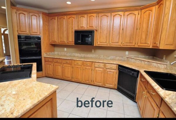 Aggie D.’s kitchen before new cabinets