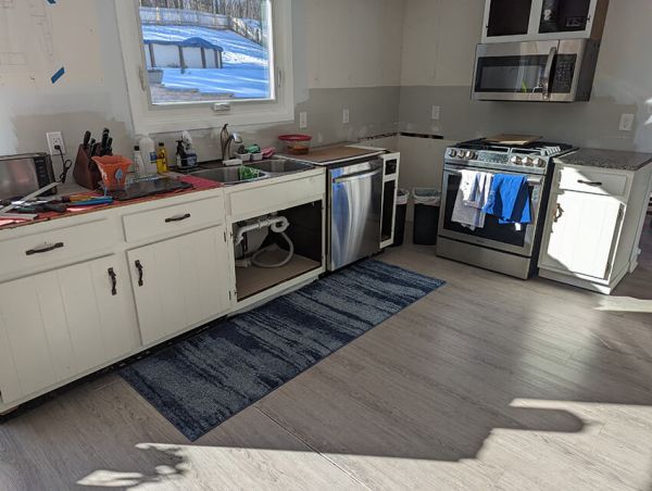 Alan B.’s kitchen before new cabinets