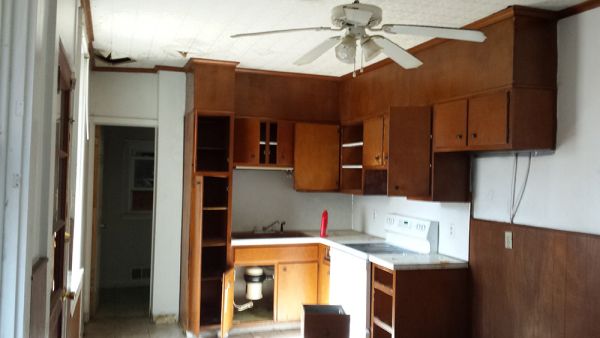 Alexander R.’s kitchen before new cabinets