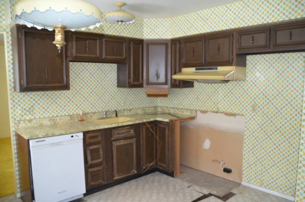 Ashlee F.’s kitchen before new cabinets
