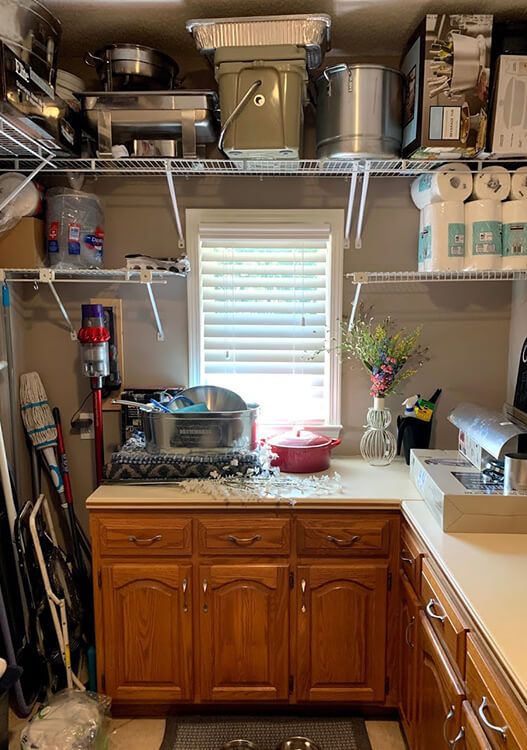 Beth D.’s kitchen before new cabinets
