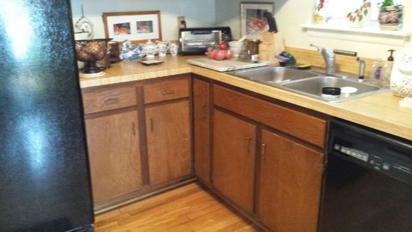 Carol T.’s kitchen before new cabinets