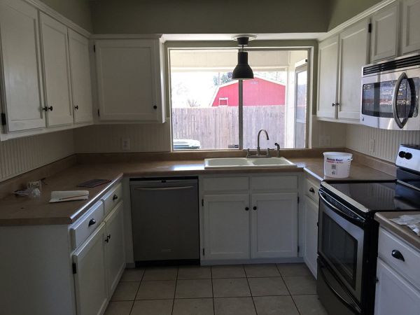 Connie F.’s kitchen before new cabinets
