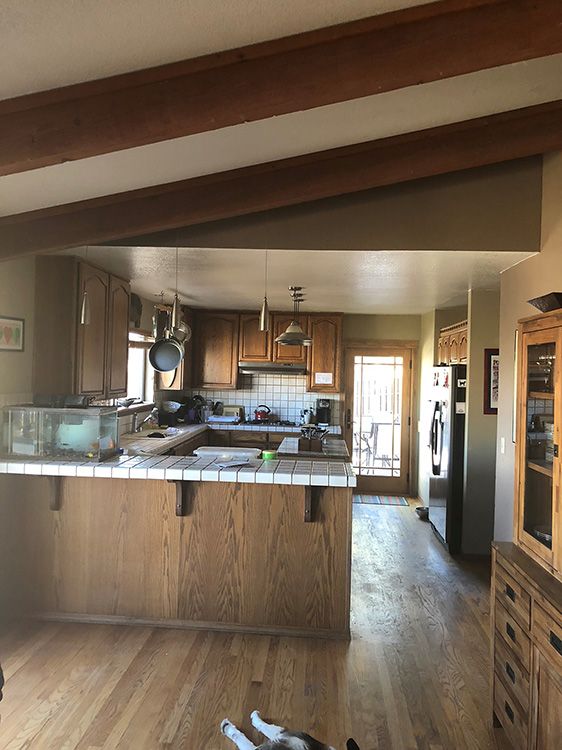 Cyndi A.’s kitchen before new cabinets