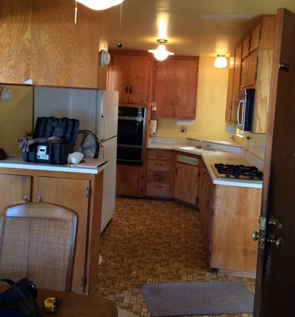 Dale H.’s kitchen before new cabinets