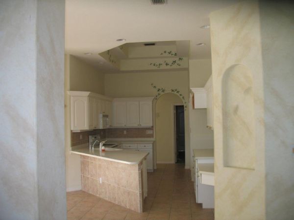 Dana M.’s kitchen before new cabinets