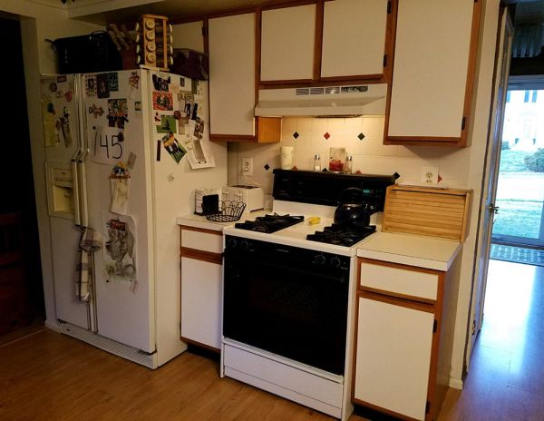 Dane D.’s kitchen before new cabinets