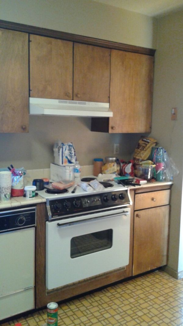 Daniel D.’s kitchen before new cabinets