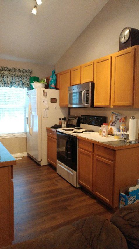 Debbie W.’s kitchen before new cabinets