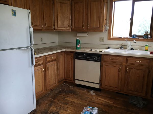 Dominik G.’s kitchen before new cabinets