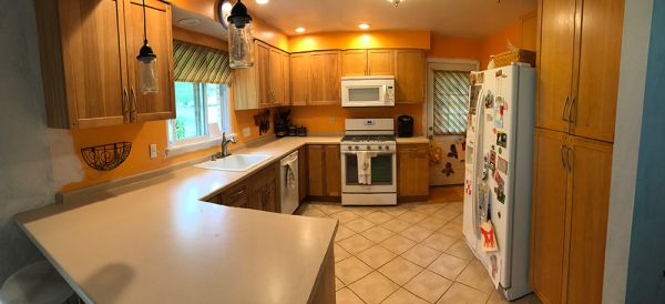 Eddie A.’s kitchen before new cabinets