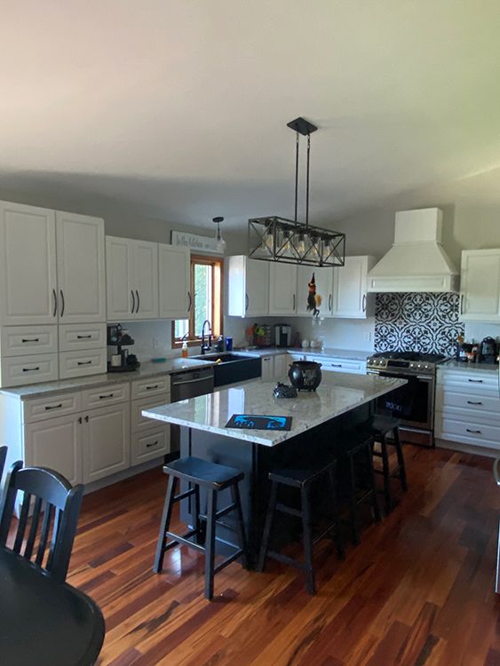Melanie B.’s kitchen after, with Gramercy White cabinets