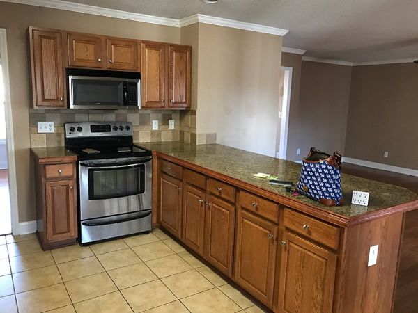 Heather B.’s kitchen before new cabinets