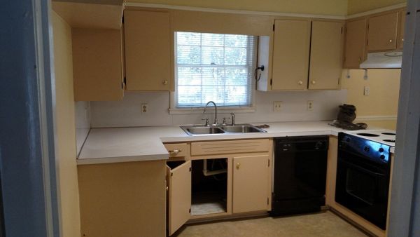 Jaben V.’s kitchen before new cabinets