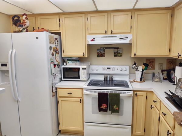 Jerry B.’s kitchen before new cabinets