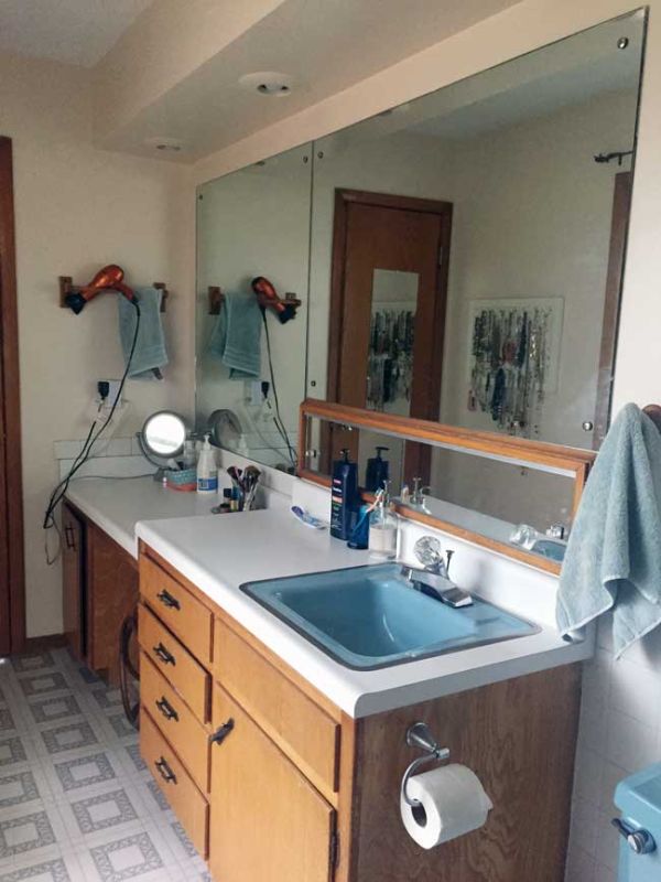 Jillian L.’s bathroom before new cabinets