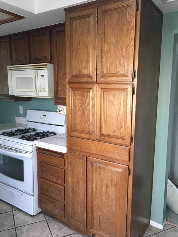 Katie G.’s kitchen before new cabinets