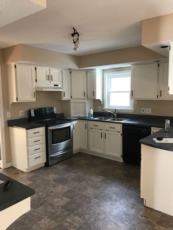 Matthew C.’s kitchen before new cabinets