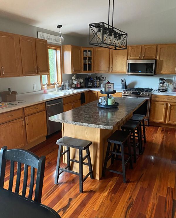 Melanie B.’s kitchen before new cabinets