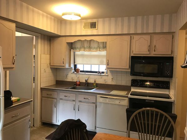 Michelle G.’s kitchen before new cabinets
