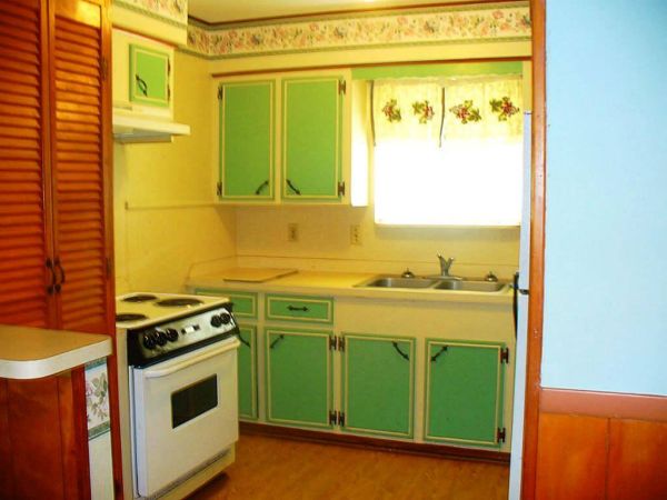 Mike W.’s kitchen before new cabinets