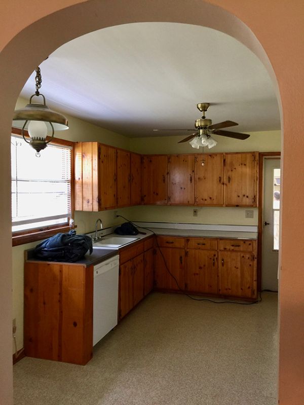 Nancy E.’s kitchen before new cabinets