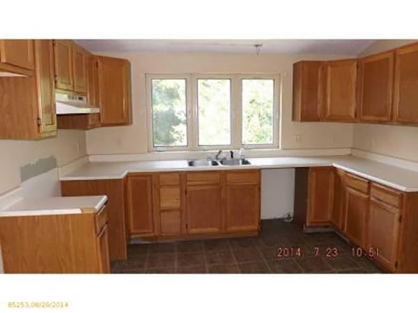 Nicole G.’s kitchen before new cabinets