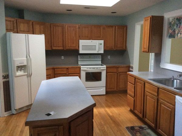 Robin R.’s kitchen before new cabinets