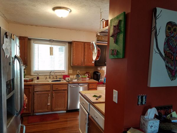 Doshie R.’s kitchen before new cabinets