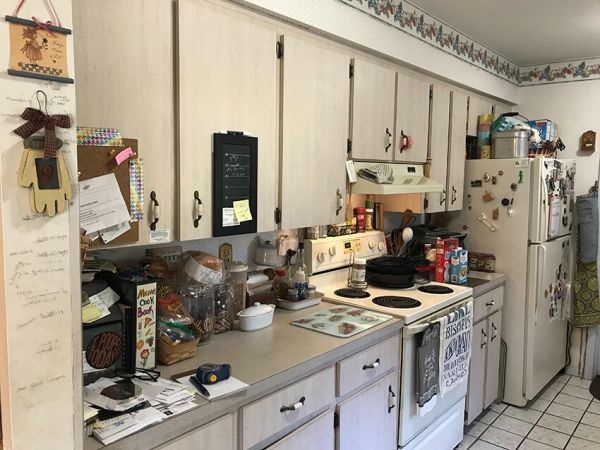 Rose B.’s kitchen before new cabinets