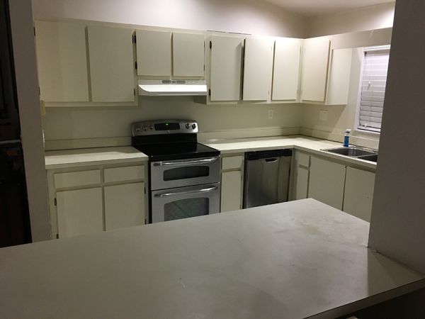 Sean G.’s kitchen before new cabinets