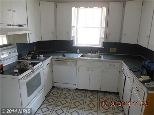 Selena K.’s kitchen before new cabinets