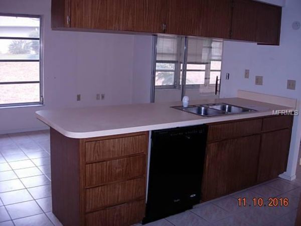 Susan H.’s kitchen before new cabinets