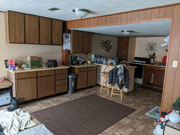 Tara L.’s kitchen before new cabinets