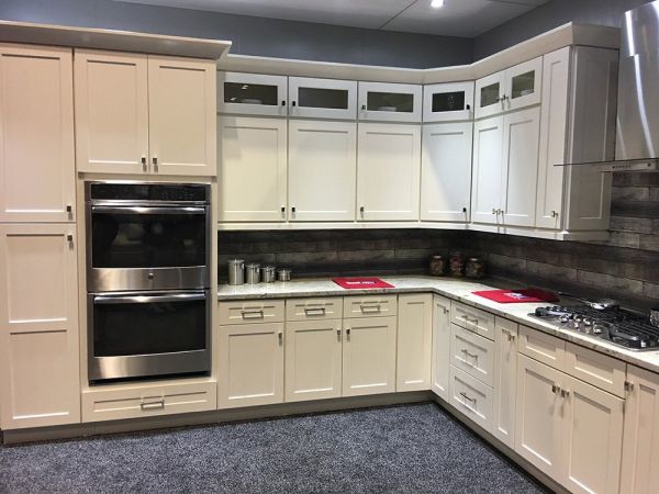 Shaker Antique White cabinets, photo 6