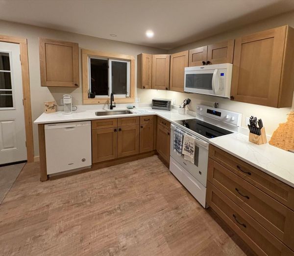 Homestead Oak cabinets, photo 2