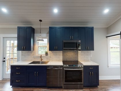 A kitchen in blue kitchen cabinets