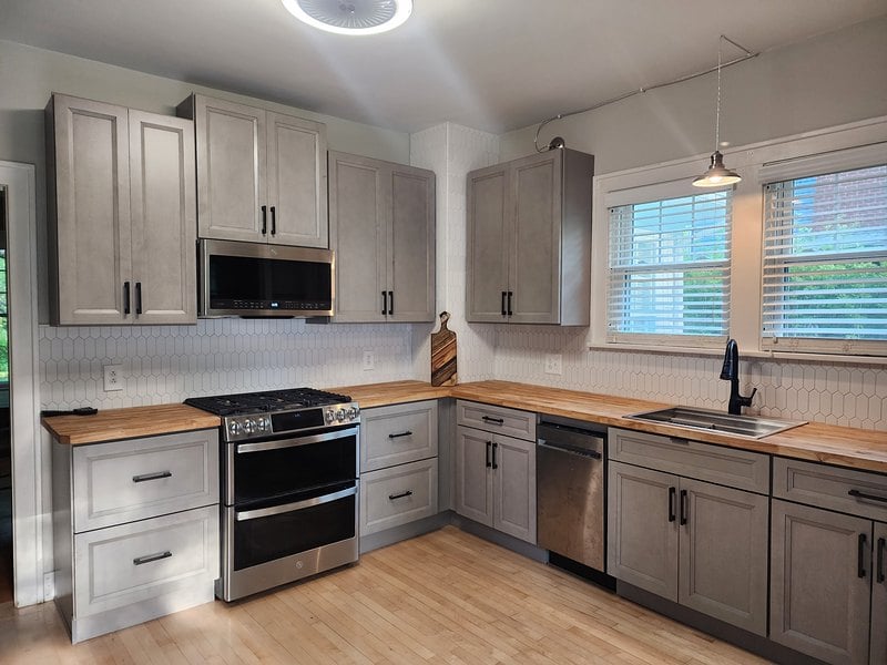 Dan and Priya K.'s finished kitchen in Oxford Mist
