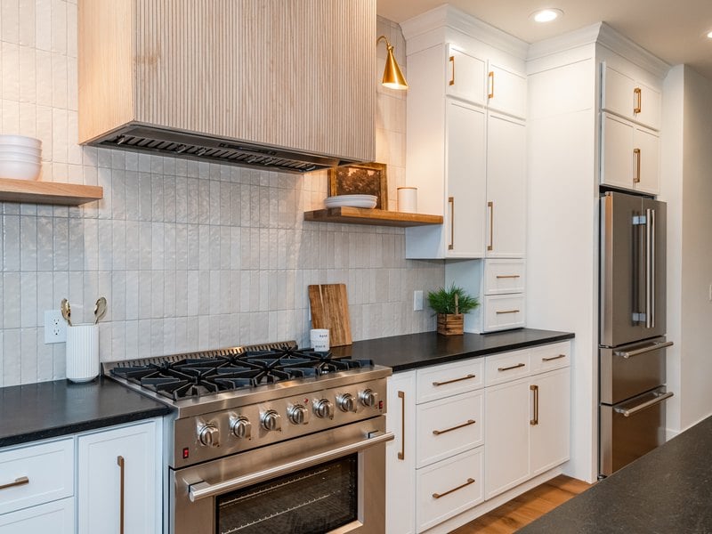 A finished kitchen in Petit White