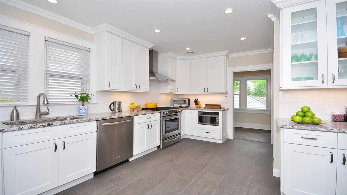 Finished kitchen with Ice White Shaker cabinets from Kitchen Cabinet Kings