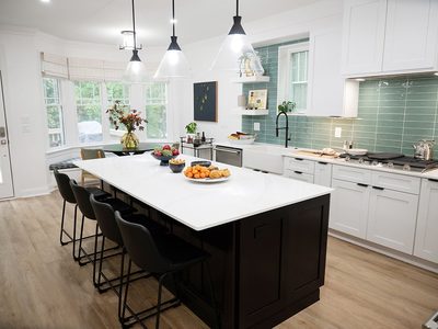 Kitchen with Ice White Shaker cabinets