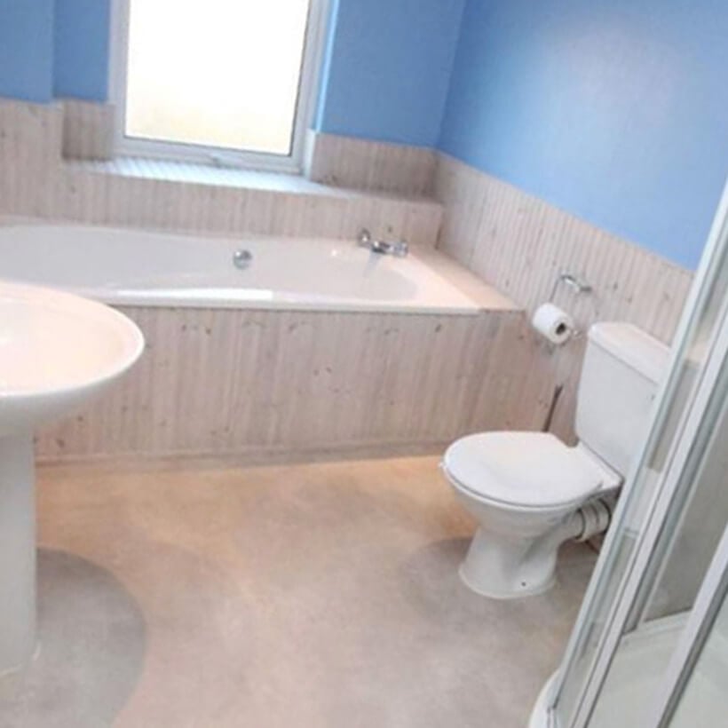 Outdated bathroom with blue walls.