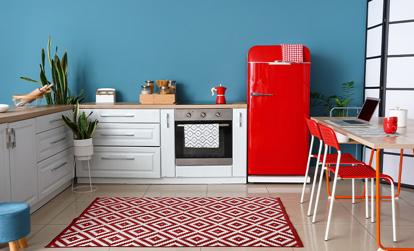 Kitchen decorated in blue and red, which are complementary colors.