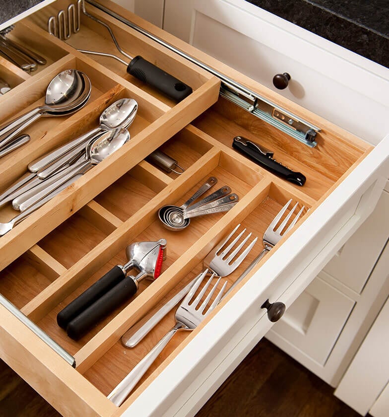 https://cdn.kitchencabinetkings.com/media/siege/corner-cabinet-ideas/corner-cabinet-ideas-plate-and-utencil-slots.jpg