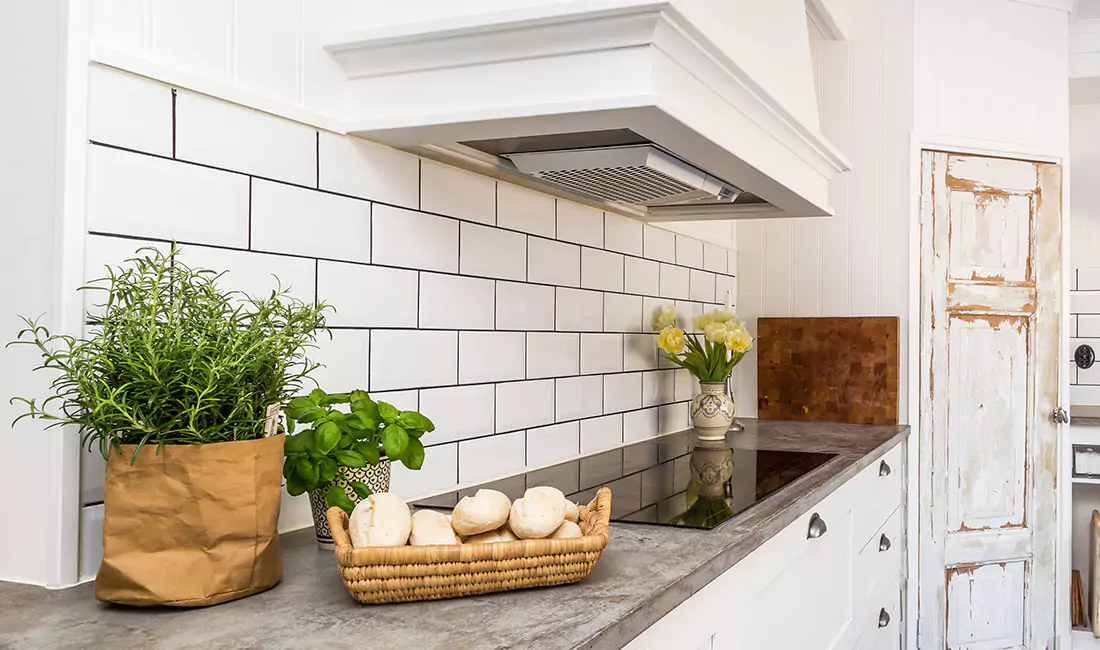https://cdn.kitchencabinetkings.com/media/siege/farmhouse-kitchen-2023/subway-tile-backsplash-in-modern-farmhouse-kitchen.webp