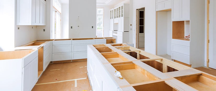 https://cdn.kitchencabinetkings.com/media/siege/how-to-remodel-your-kitchen-2022/kitchen-remodeling-hero.jpg