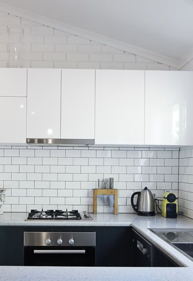 57 Best Kitchen Backsplash Ideas For 2022, Backsplash Ideas For Black Granite Countertops And White Cabinets