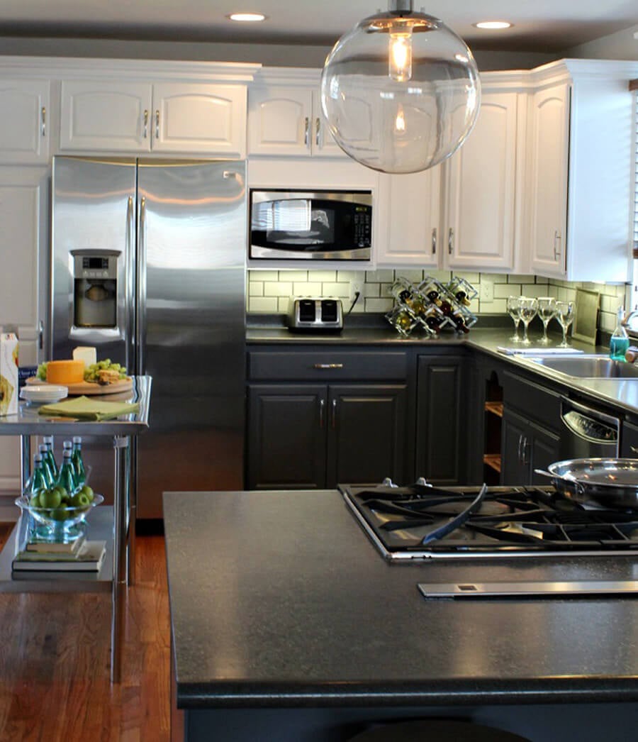 https://cdn.kitchencabinetkings.com/media/siege/two-tone-kitchen-cabinets-2022/two-tone-kitchen-cabinets-illuminating-the-space.jpg